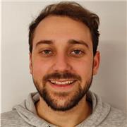 Offre lezioni private ai bambini delle scuole elementari medie superiori adattando le loro esigenze alle mie competenze.